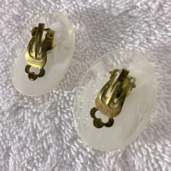 Vintage Marbled Clear Cream Plastic Oval  Clip On Earrings - Picture 4 of 7